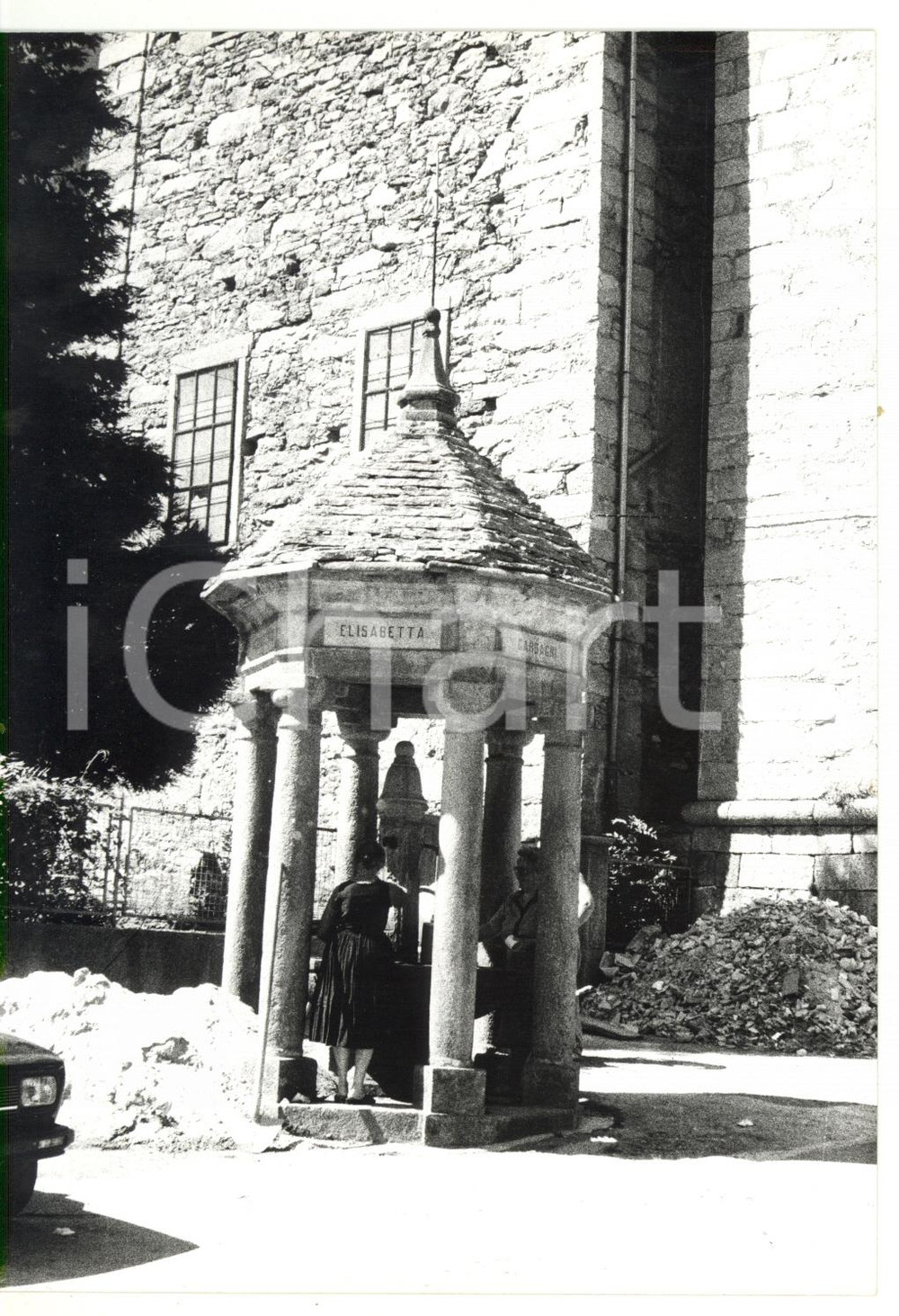 Fotografia d epoca originale 1980 CEPPO MORELLI VB Donna attinge acqua alla fonte Foto VINTAGE 13x18 cm 1