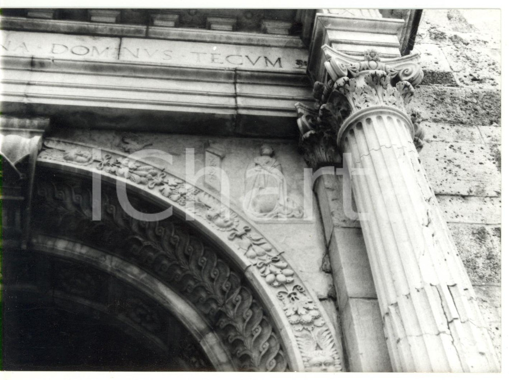 Fotografia d epoca originale 1978 VISSO  SANTUARIO DI MACERETO MC Dettaglio del portale Foto 18x13 cm 1