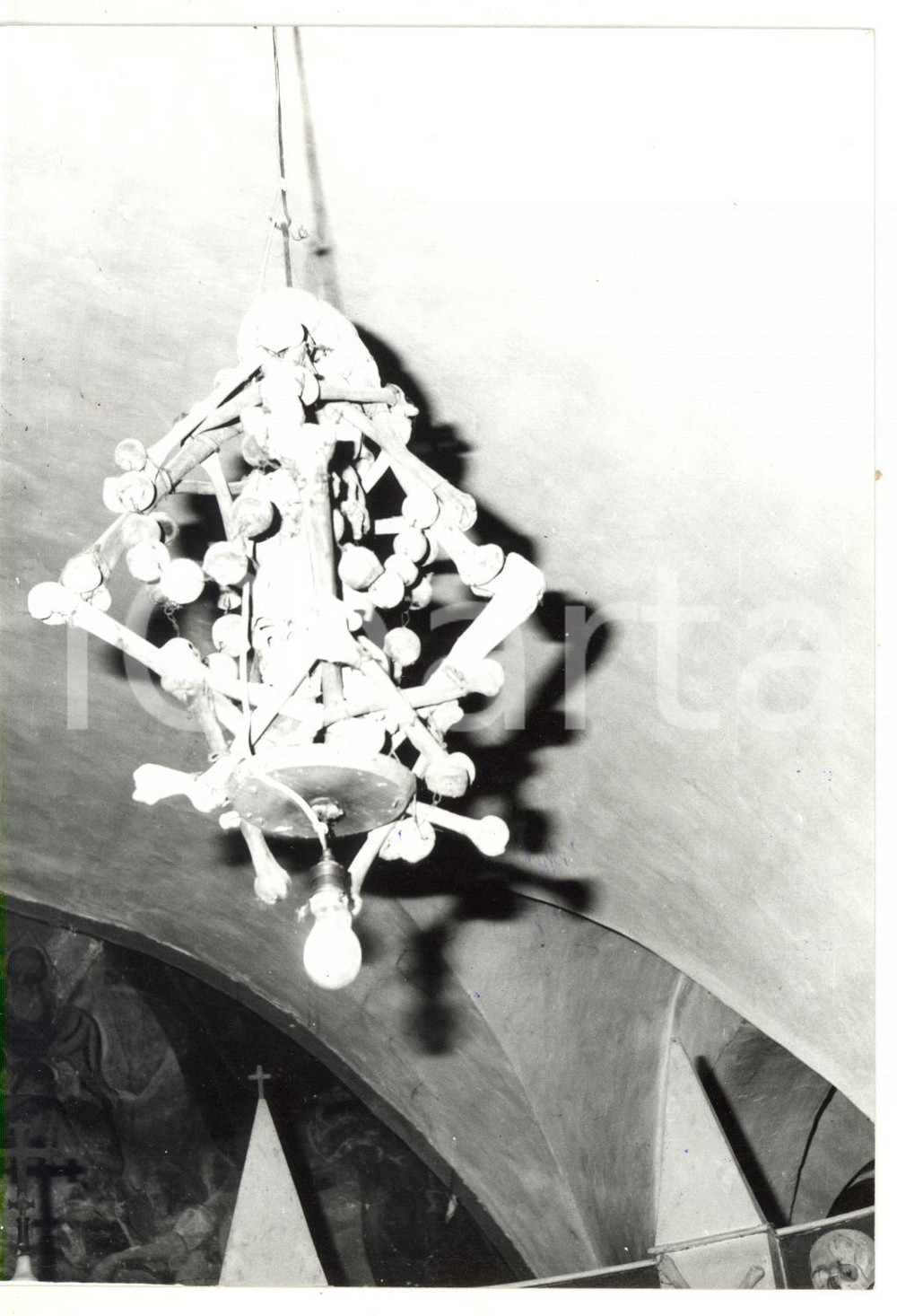 Fotografia d epoca originale 1980 URBANIA MC Chiesa dei Morti  Lampadario di ossa Foto VINTAGE 13x18 cm 1