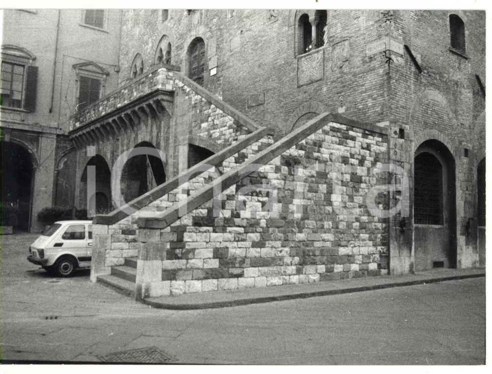 Fotografia d epoca originale 1980 PRATO Scalinata di Palazzo Pretorio Foto VINTAGE 18x13 cm 1