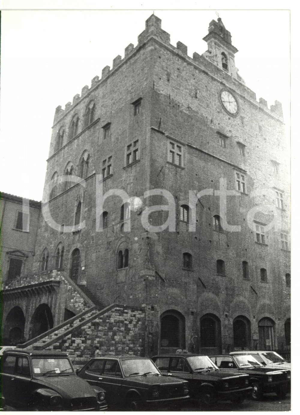 Fotografia d epoca originale 1980 PRATO Veduta di Palazzo Pretorio con automobili parcheggiate Foto VINTAGE 1