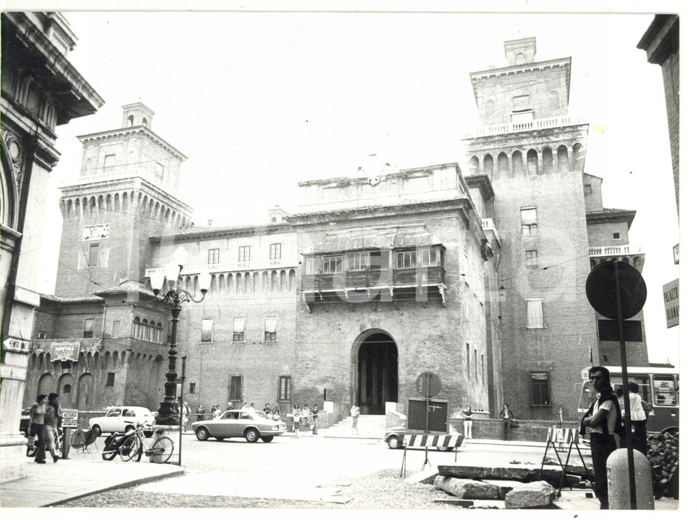 Fotografia d epoca originale 1973 FERRARA Veduta del Castello Estense  Lavori stradali Foto VINTAGE 18x13 1