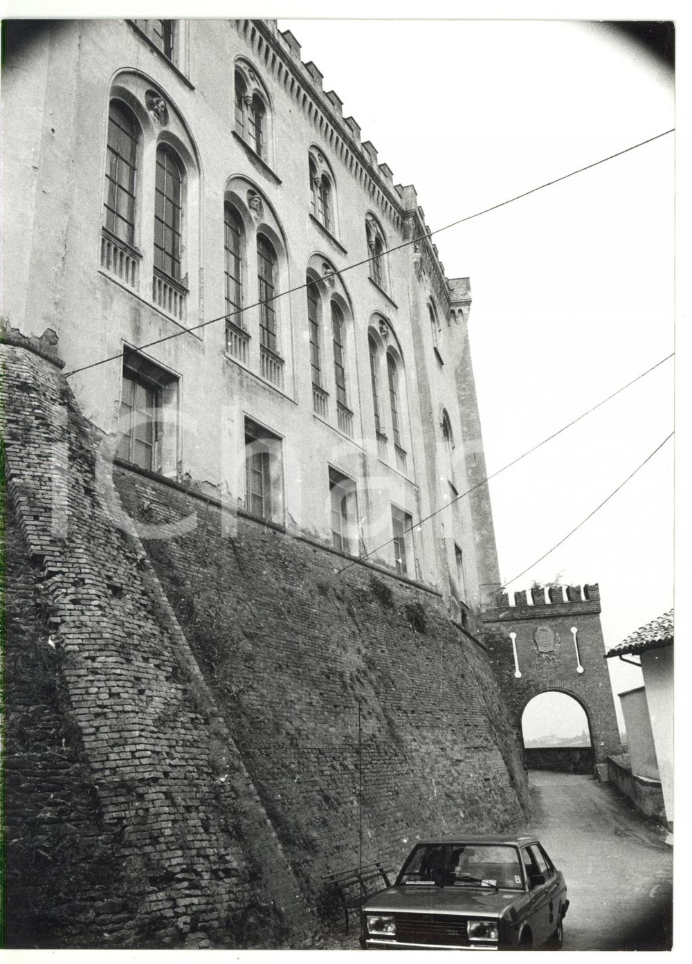Fotografia d epoca originale 1981 BAROLO CN Castello Comunale Falletti  Veduta della facciata Foto 13x18 1