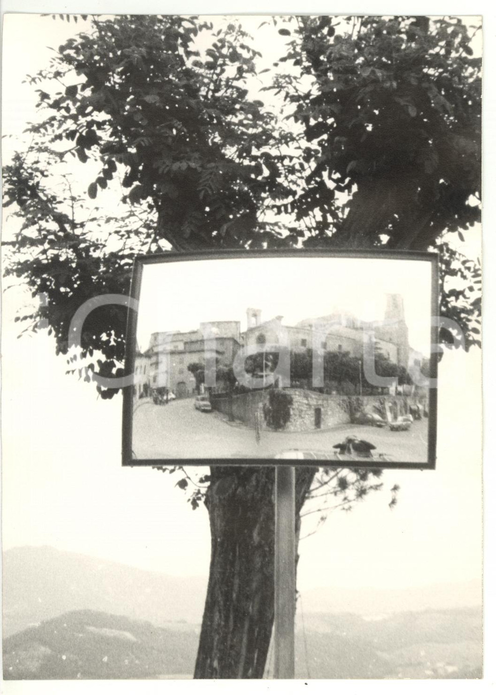 Fotografia d epoca originale 1976 CASCIA Veduta della cittÃ  in uno specchio stradale  Foto VINTAGE 13x18 1