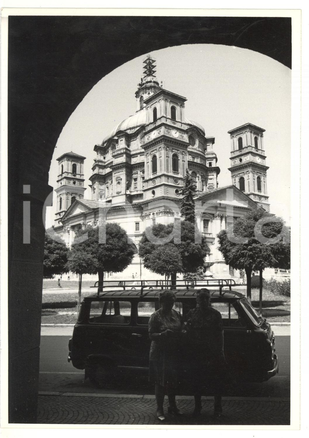 Fotografia d epoca originale 1971 VICOFORTE CN Scorcio del Santuario con pulmino parcheggiato Foto ANIMATA 1