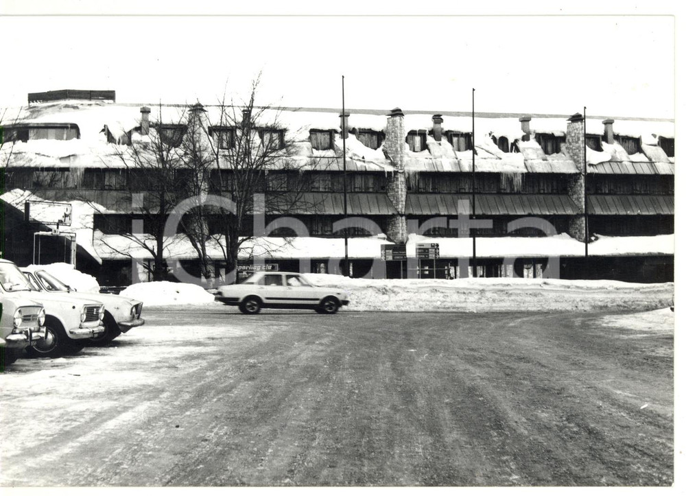 Fotografia d epoca originale 1981 RIETI  PIAN DE  VALLI Sporting Club  Auto parcheggiate Foto 18x13 cm 1