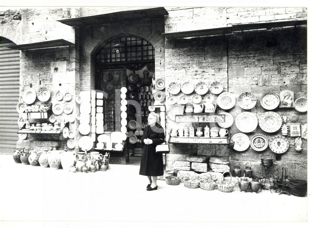 Fotografia d epoca originale 1979 SAN GIMIGNANO  Piazza della Cisterna  Caratteristico negozio di ceramiche 1