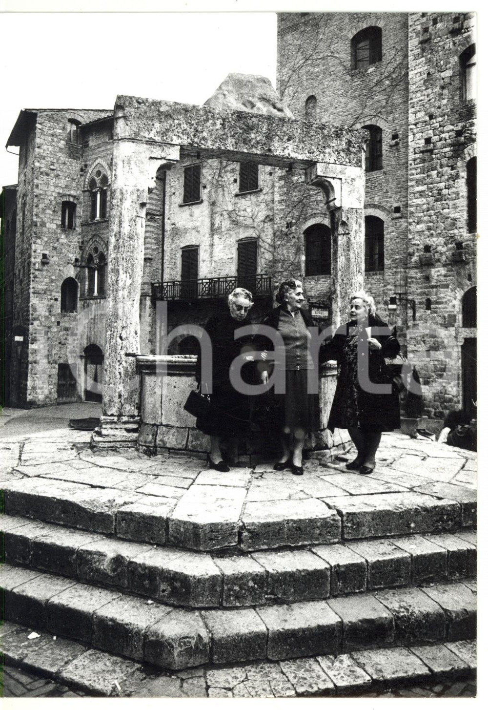 1979 SAN GIMIGNANO Piazza della Cisterna - Conversazione tra anziane donne