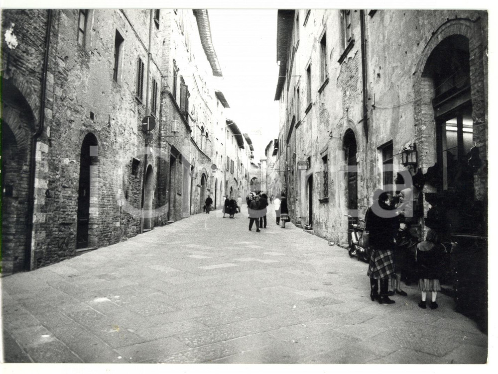 Fotografia d epoca originale 1979 SAN GIMIGNANO Passanti percorrono via San Matteo Foto VINTAGE 18x13 cm 1