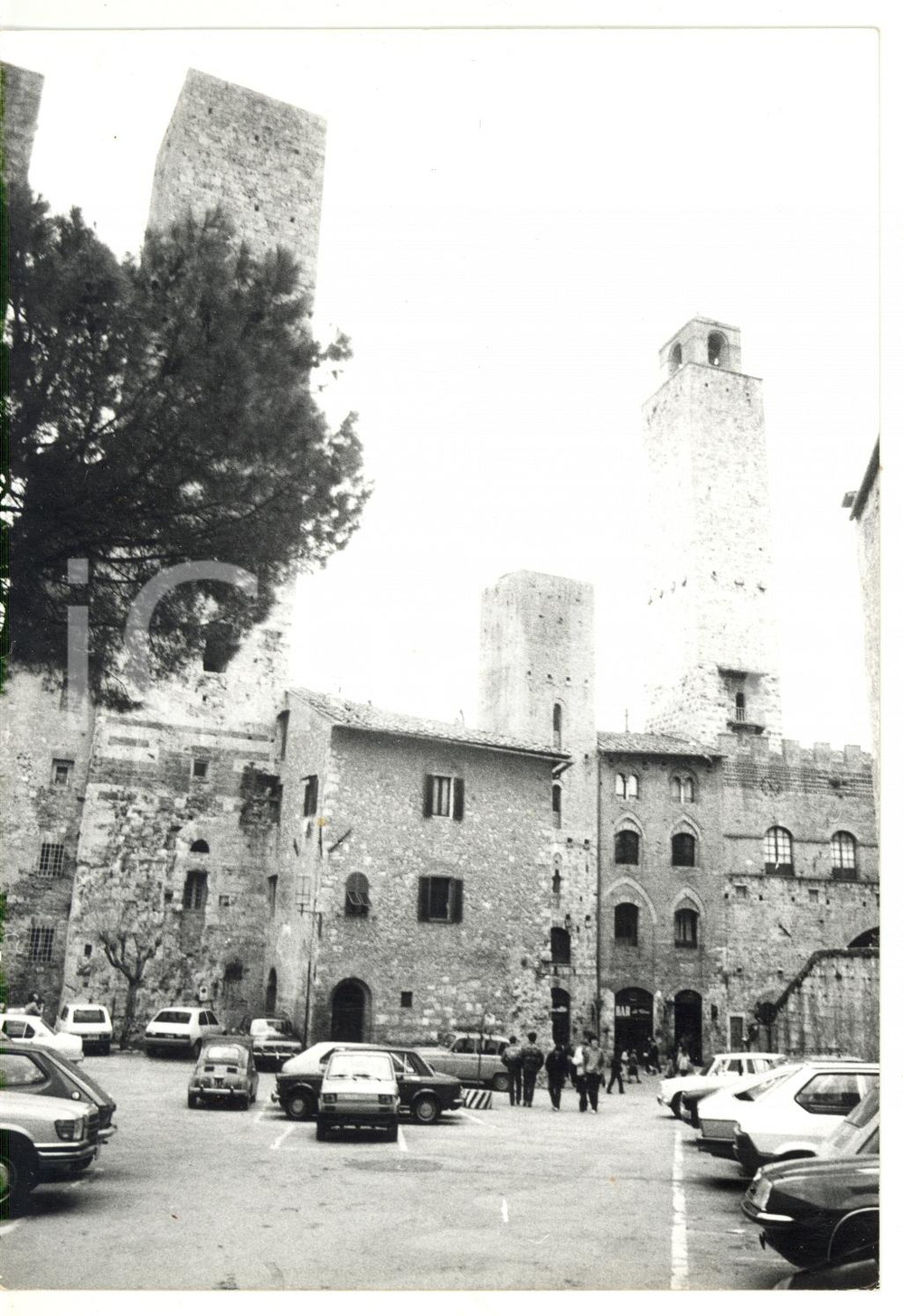 Fotografia d epoca originale 1979 SAN GIMIGNANO Auto parcheggiate in Piazza delle Erbe Foto VINTAGE 18x13 1