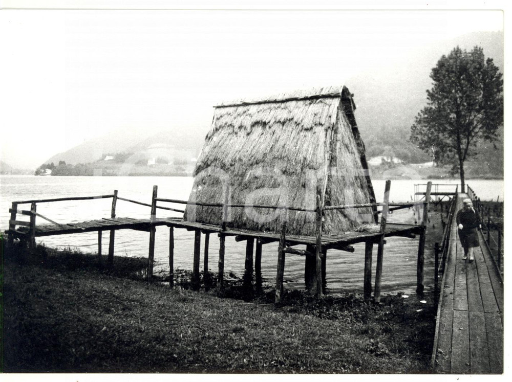 1977 MOLINA DI LEDRO Ricostruzione di una capanna su palafitte *Foto ARTISTICA
