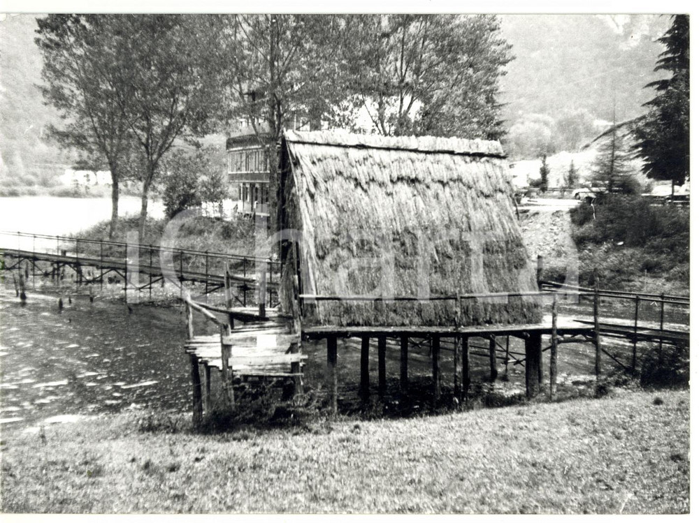 Fotografia d epoca originale 1977 MOLINA DI LEDRO TN Ricostruzione di una capanna su palafitte Foto 1
