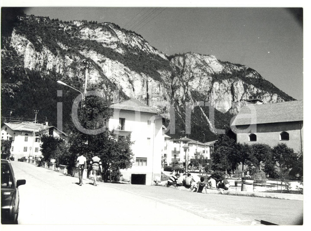 Fotografia d epoca originale 1982 FAI DELLA PAGANELLA TN Scorcio del paese Foto VINTAGE 18x13 cm 1