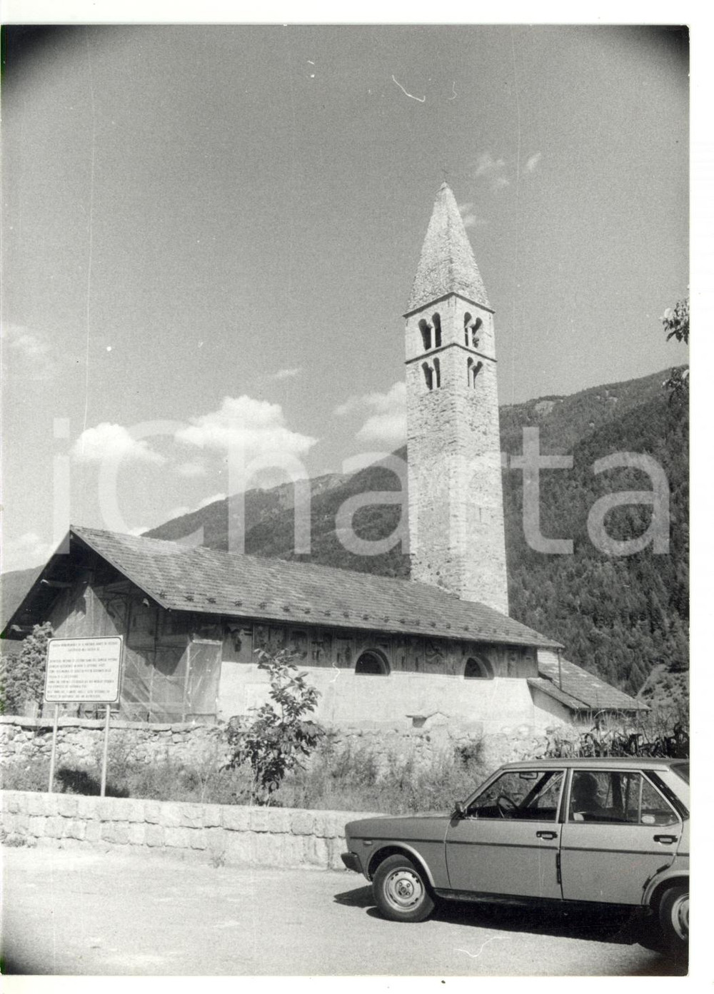 1982 PELUGO (TN) Chiesa di Sant'Antonio Abate - Veduta con auto parcheggiata 