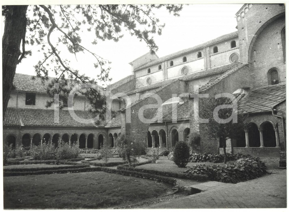 Fotografia d epoca originale 1981 STAFFARDA DI REVELLO Veduta sul chiostro dell abbazia di Santa Maria Foto 1