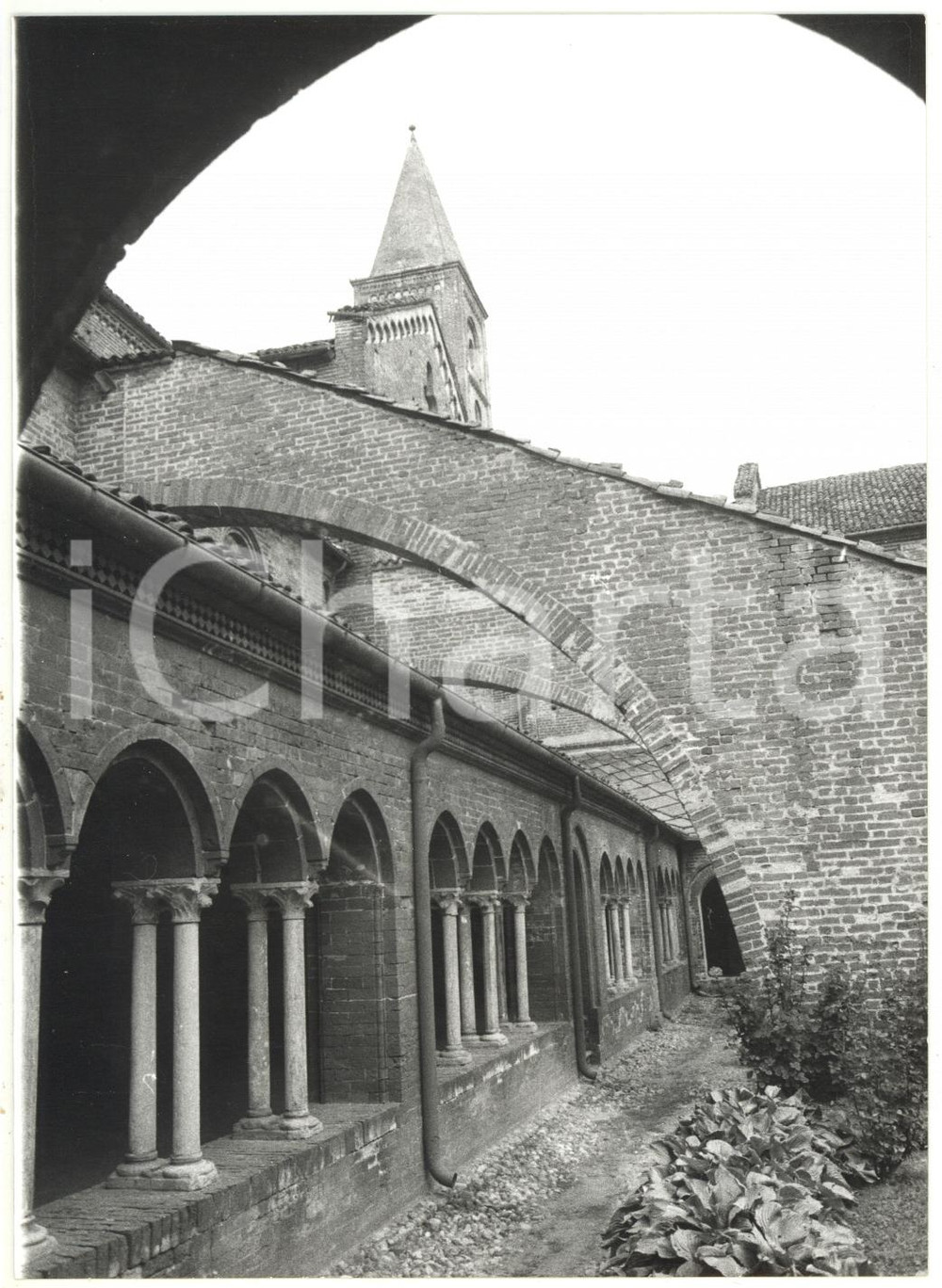 Fotografia d epoca originale 1981 STAFFARDA DI REVELLO Arco rampante dell Abbazia di Santa Maria Foto 13x18 1