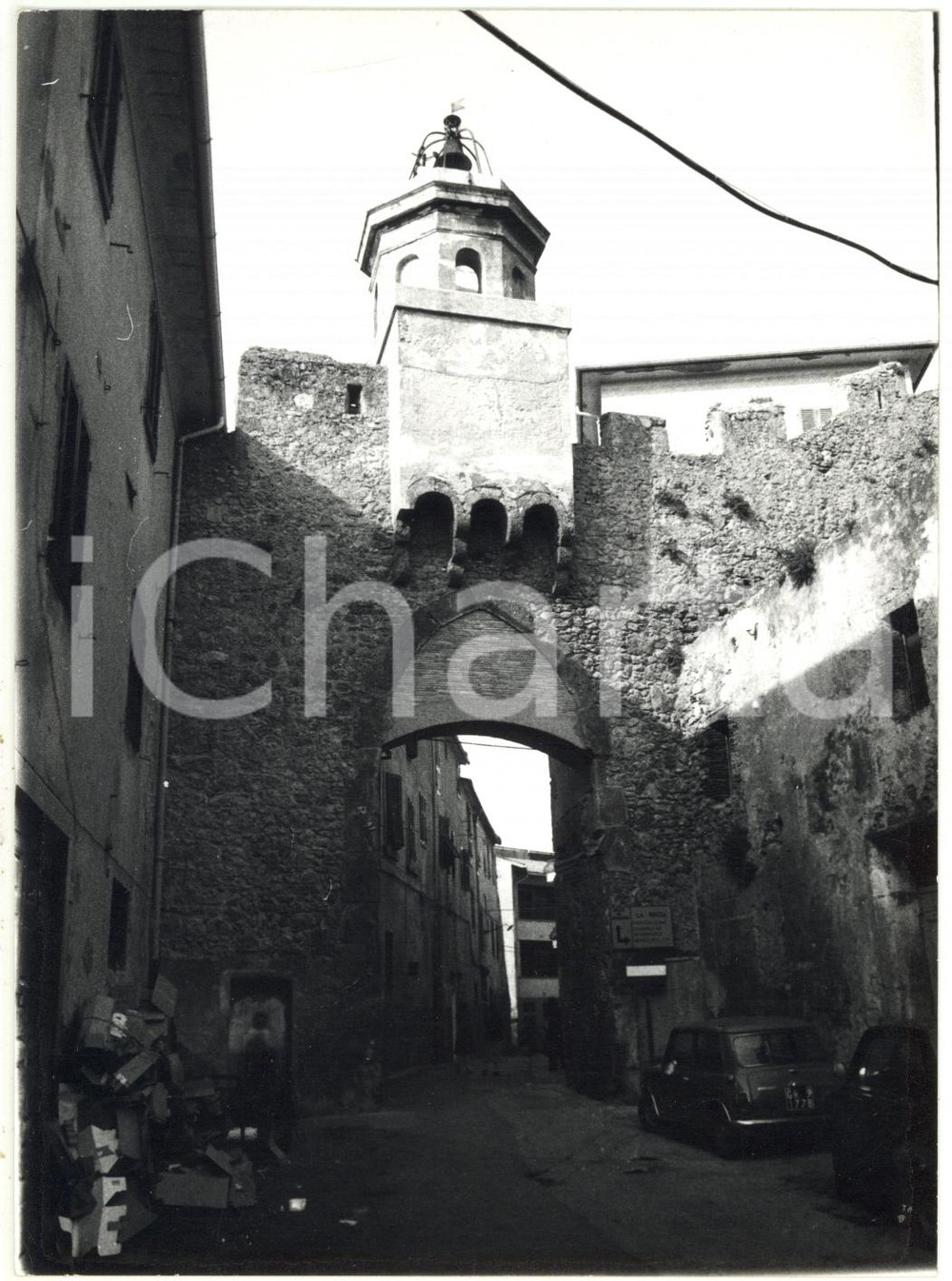 Fotografia d epoca originale 1976 PORTO ERCOLE Piazza Santa Barbara  La porta ogivale Foto 13x18 cm 1