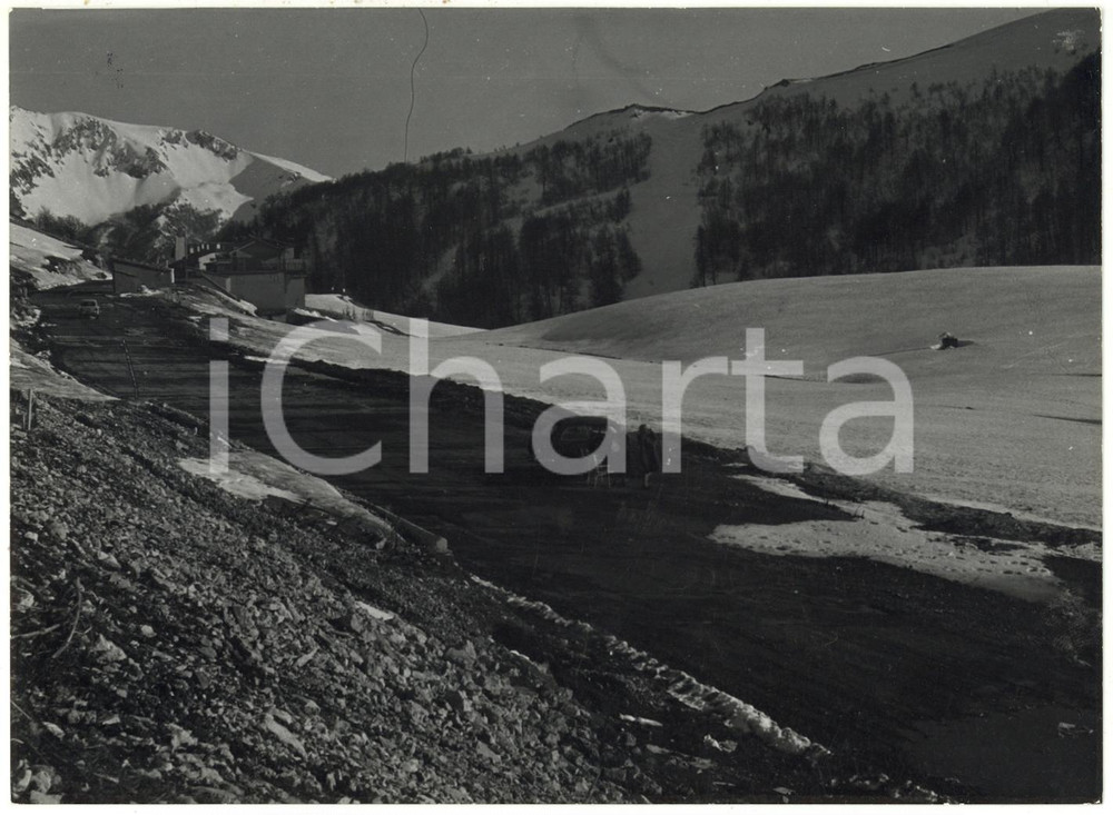 Fotografia d epoca originale 1977 CAMPO STAFFI FR Turisti in sosta sulla strada Fotografia 18x13 1