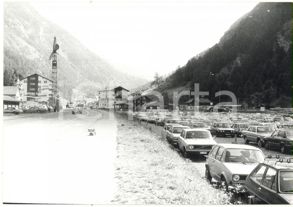 1980 TÄSCH (CH) Veduta del parcheggio lungo la strada principale *Foto 18x13 cm