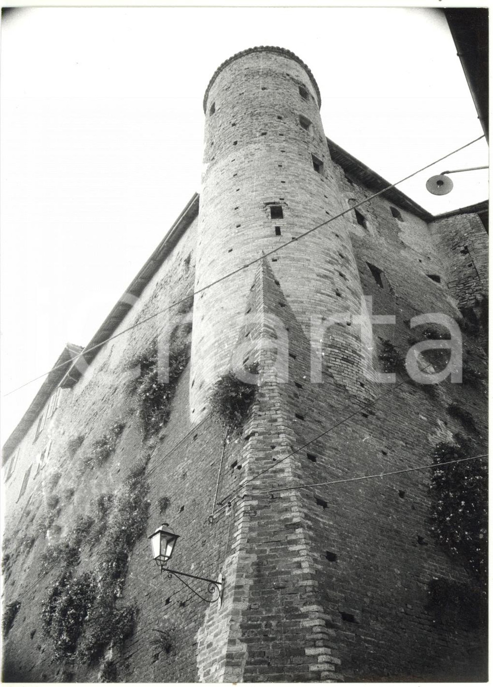 Fotografia d epoca originale 1981 CASTIGLIONE FALLETTO  Veduta dal basso di un torre angolare del castello 1