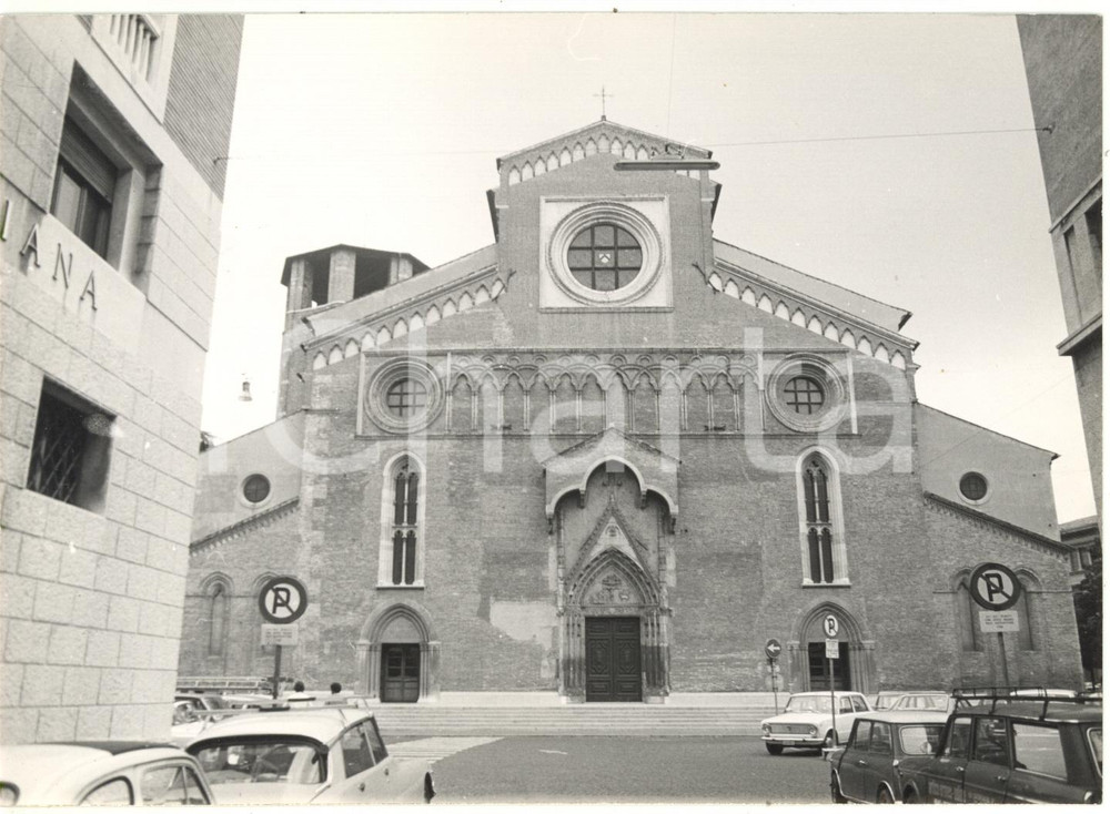 Fotografia d epoca originale 1979 UDINE Via Bonaldo Stringher  Duomo di Santa Maria Annunciata  FIAT 128 1
