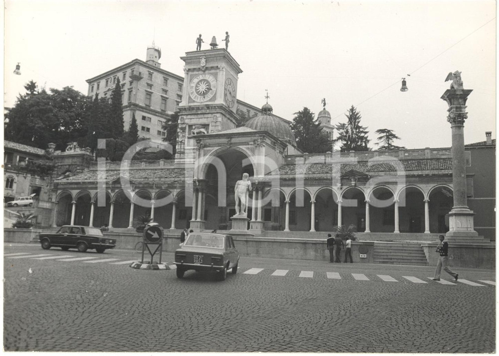 Fotografia d epoca originale 1979 UDINE Fiat 128 in Piazza della Libertà  Porticato San Giovanni Fotografia 1