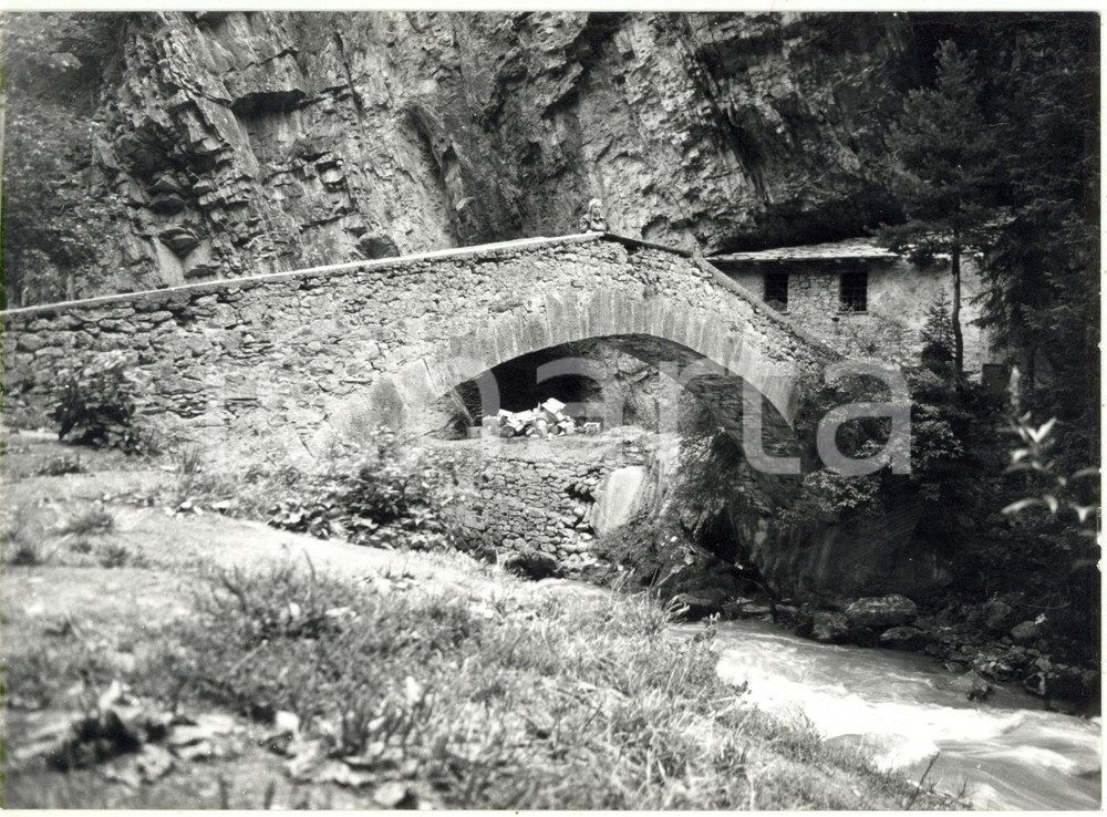 Fotografia d epoca originale 1976 ORRIDO DI PRÃ‰SAINTDIDIER  Il ponte romano sulla Dora Baltea Foto 18x13 1