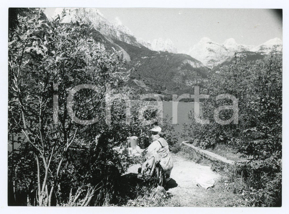 Fotografia d epoca originale 1982 MOLVENO Picnic con vista sul lago  Foto 17x13 cm 1