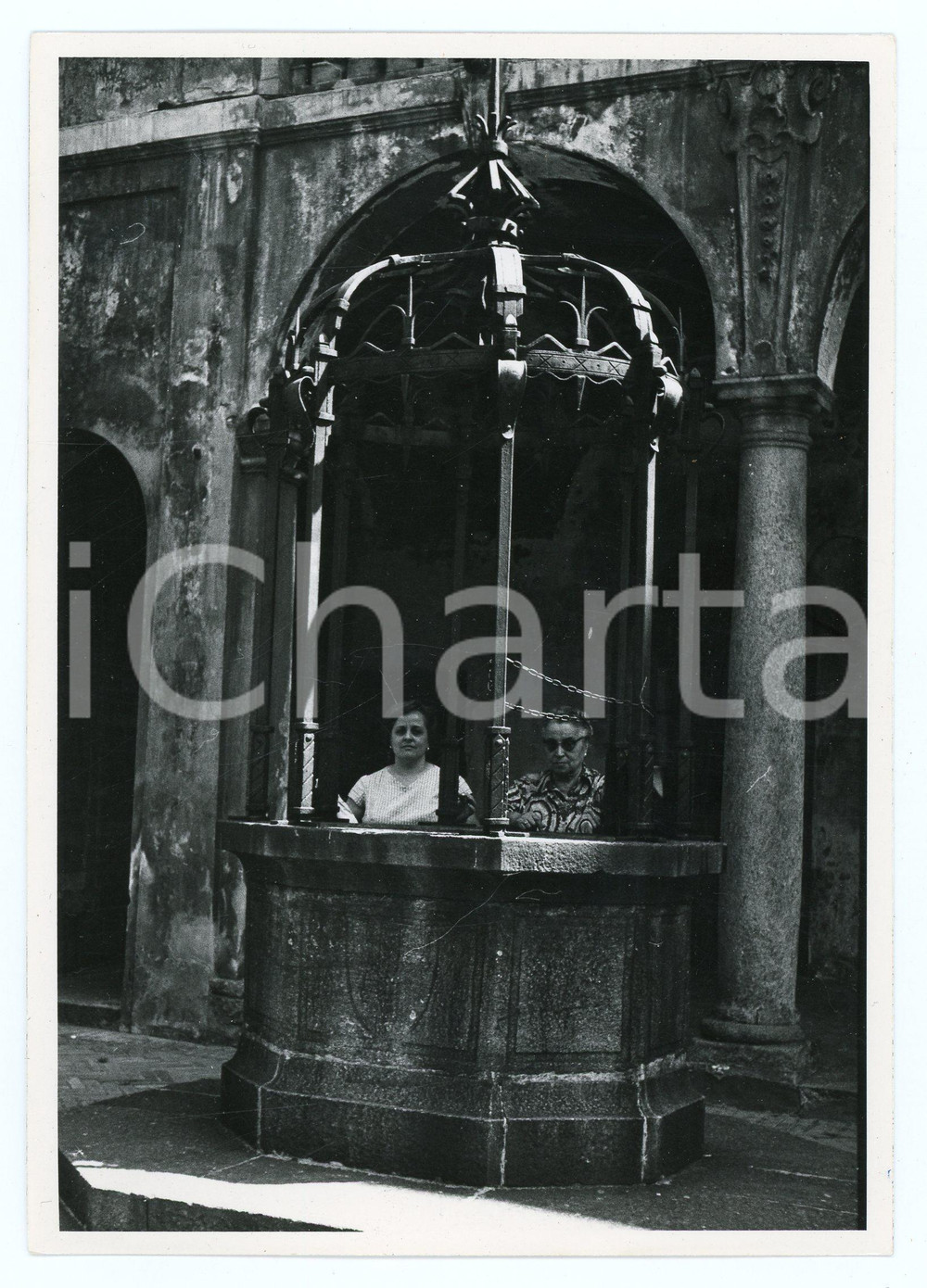 Fotografia d epoca originale 1972 NOVARA Pozzo del BROLETTO Turiste in posa  Foto 13x17 cm 1