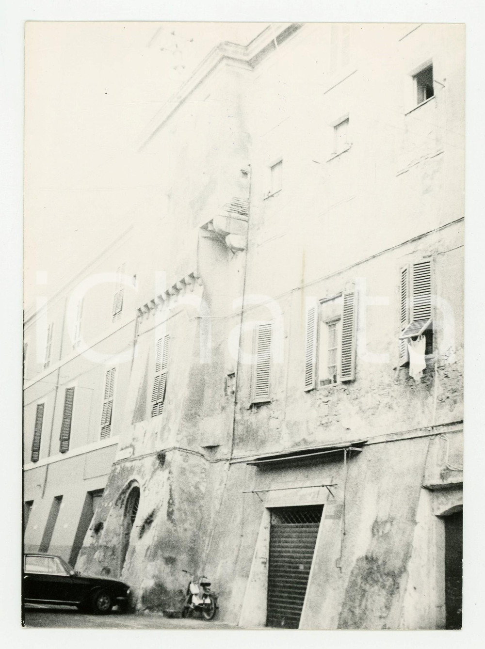 Fotografia d epoca originale 1979 CIVITAVECCHIA Auto e moto nel quartiere medioevale  Foto 13x17 cm 1