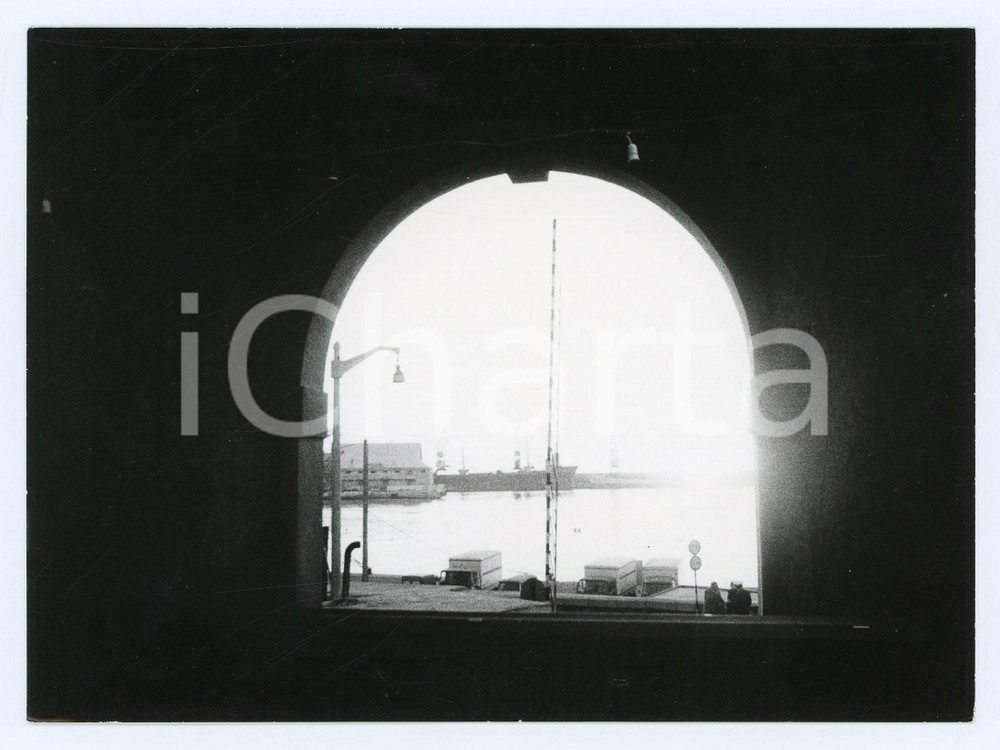 Fotografia d epoca originale 1979 PORTO DI CIVITAVECCHIA Marinai a riposo  Foto 17x13 cm 1