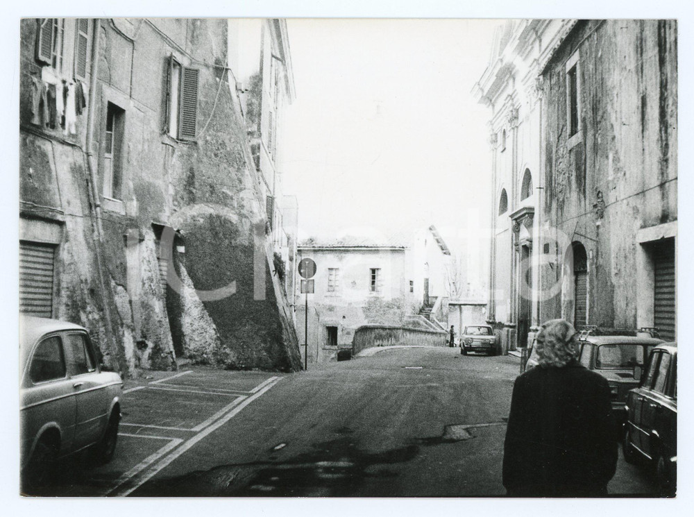 Fotografia d epoca originale 1979 CIVITAVECCHIA Auto parcheggiate nel quartiere medioevale  Foto 17x13 cm 1