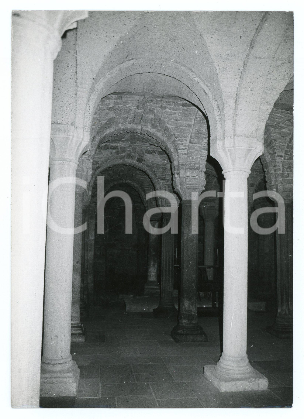 1976 ABBADIA SAN SALVATORE Cripta dell'Abbazia - Foto 13x17 cm (3) Fotografia d'epoca con didascalia al verso.  FAIR/discreto Lievi smussature agli angoli Formato: 13x17 cm originale e autentica 1