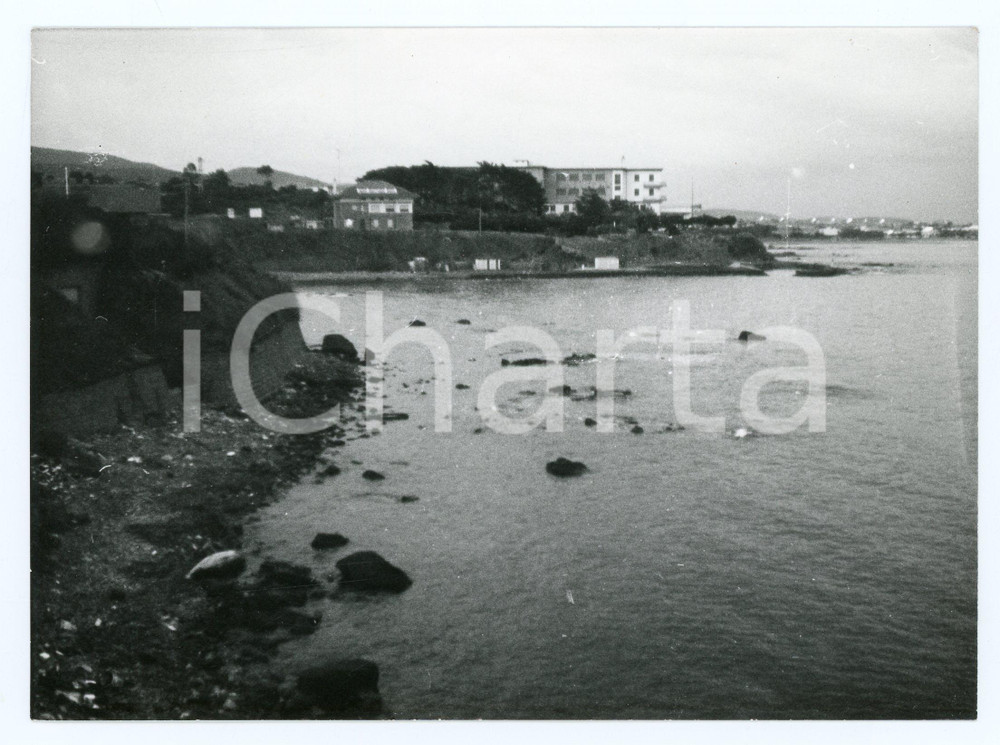 1979 VIA AURELIA Panorama verso CIVITAVECCHIA Foto 17x13 cm Fotografia d'epoca con didascalia al verso.  FAIR/discreto Lievi smussature agli angoli Formato: 17x13 cm originale e autentica 1