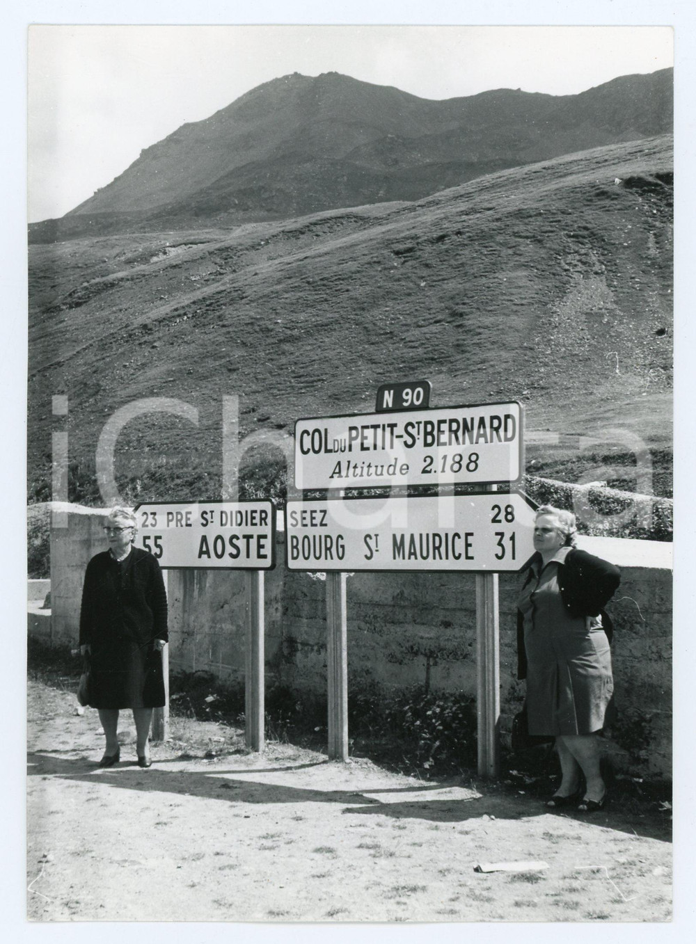 Fotografia d epoca originale 1976 ALPI GRAIE Colle del Piccolo San Bernardo Turiste in posa  Foto 13x17 cm 1