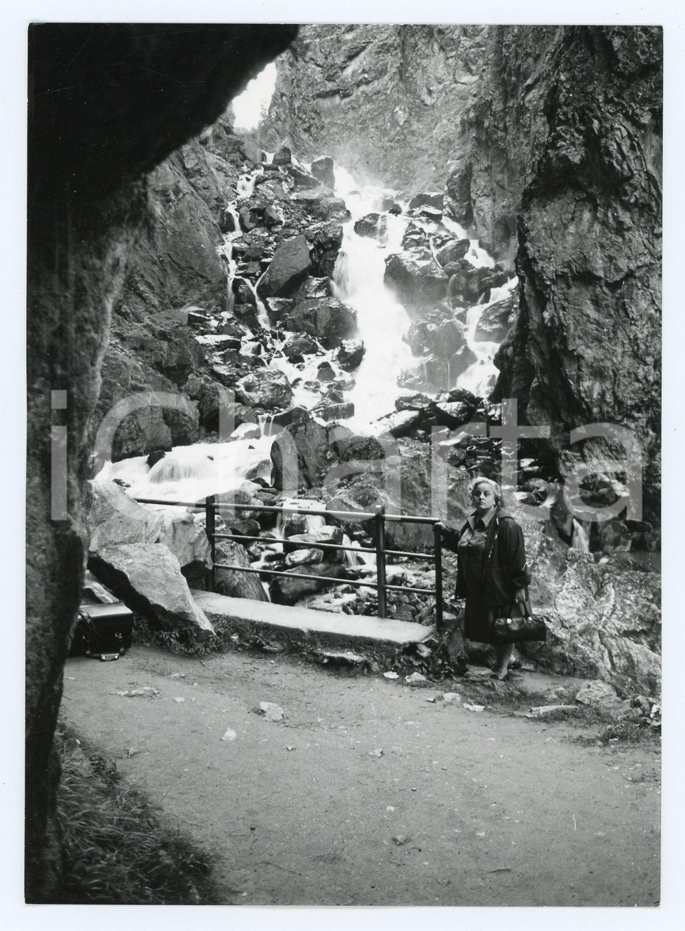 Fotografia d epoca originale 1976 PRÃ‰ SAINT DIDIER Turista alle cascate della Dora di Verney  Foto 13x17 cm 1