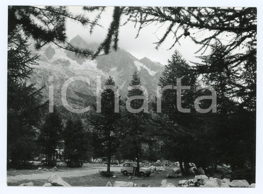 Fotografia d epoca originale 1976 COURMAYEUR LocalitÃ  Planpincieux  Panorama con auto  Foto 17x13 cm 1