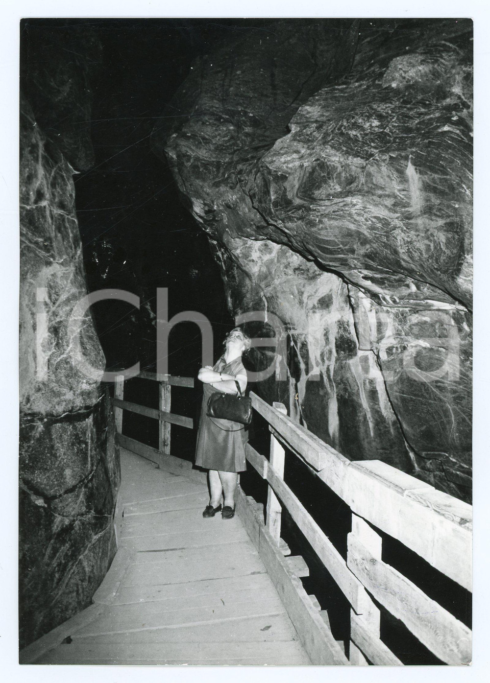 Fotografia d epoca originale 1976 VALTOURNENCHE Turista visita Gouffre des Busserailles  Foto 13x17 cm 1