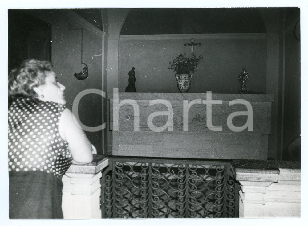 1974 BARGA - CASTELVECCHIO PASCOLI Visita alla tomba di Giovanni Pascoli - Foto Fotografia d'epoca con didascalia al verso.  FAIR/discreto Lievi smussature agli angoli Formato: 17x13 cm originale e autentica 1