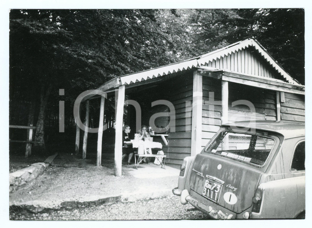 Fotografia d epoca originale 1976 MONTE AMIATA Baita, turiste e INNOCENTI / AUSTIN A40 S  Foto 17x13 cm 1