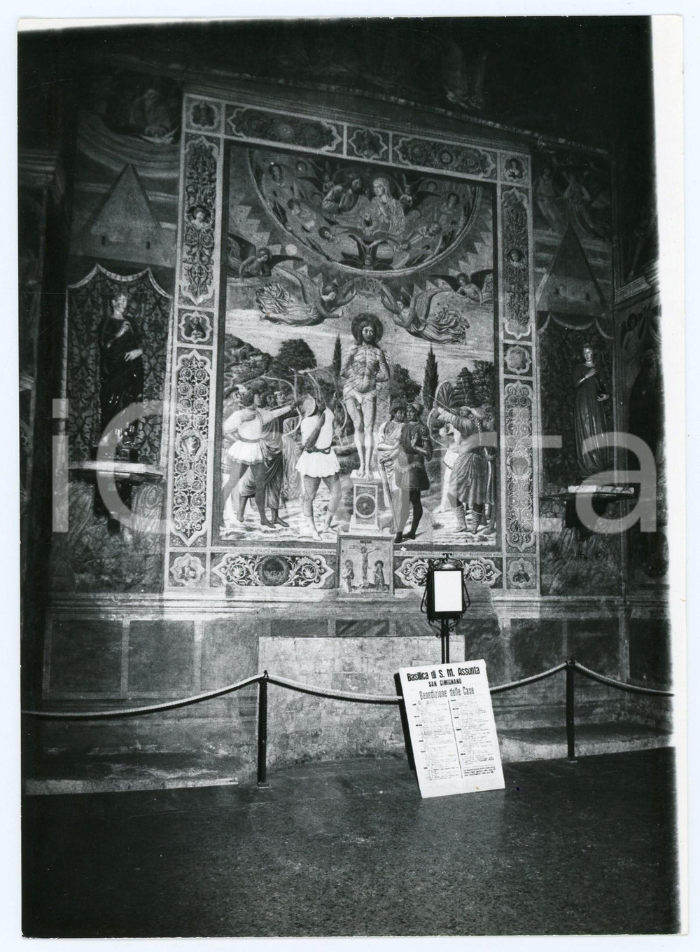 1979 SAN GIMIGNANO Collegiata Santa Maria Assunta - Martirio San Sebastiano Foto Fotografia d'epoca con didascalia al verso.  FAIR/discreto Lievi smussature agli angoli Formato: 13x17 cm originale e autentica 1