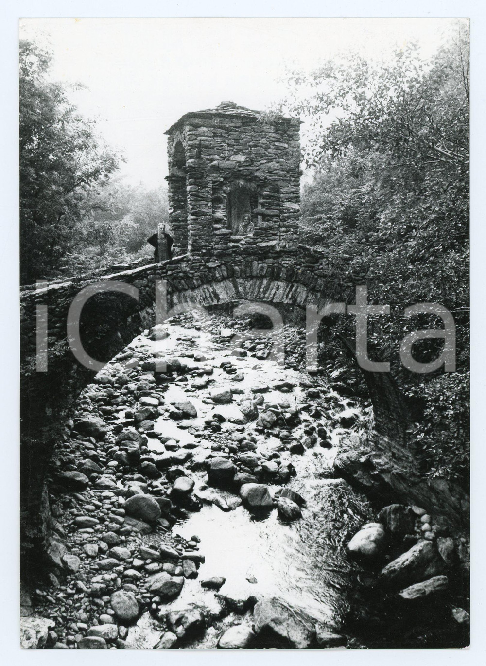 Fotografia d epoca originale 1978 VALLE DI VIÃ™ Turista sul ponte in pietra sul torrente STURA DI VIÃ™ Foto 1
