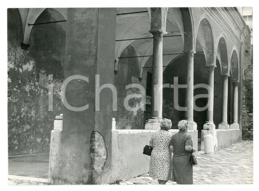 Fotografia d epoca originale 1979 RAVENNA Turiste alla Chiesa dello Spirito Santo  Foto 17x13 cm 1