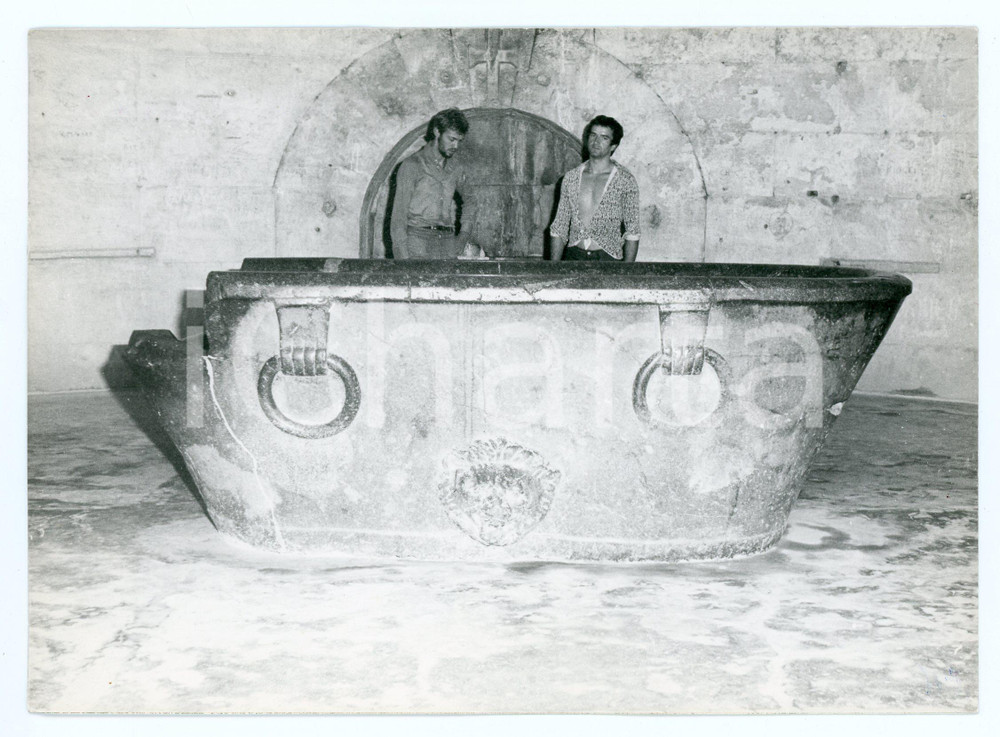 1975 RAVENNA Mausoleo di Teodorico - Turisti con vasca di porfido - Foto 17x13