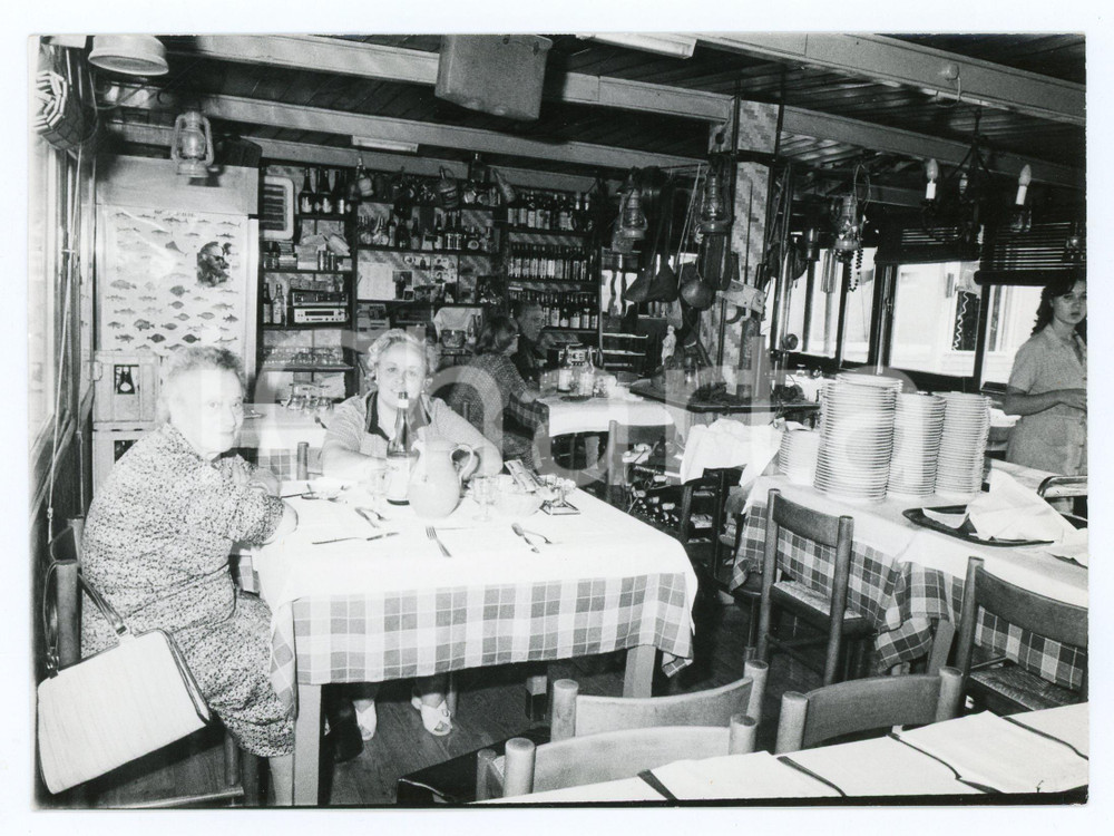 Fotografia d epoca originale 1979 MARINA DI PISA Turisti pranzano in trattoria  Foto 17x13 cm 1