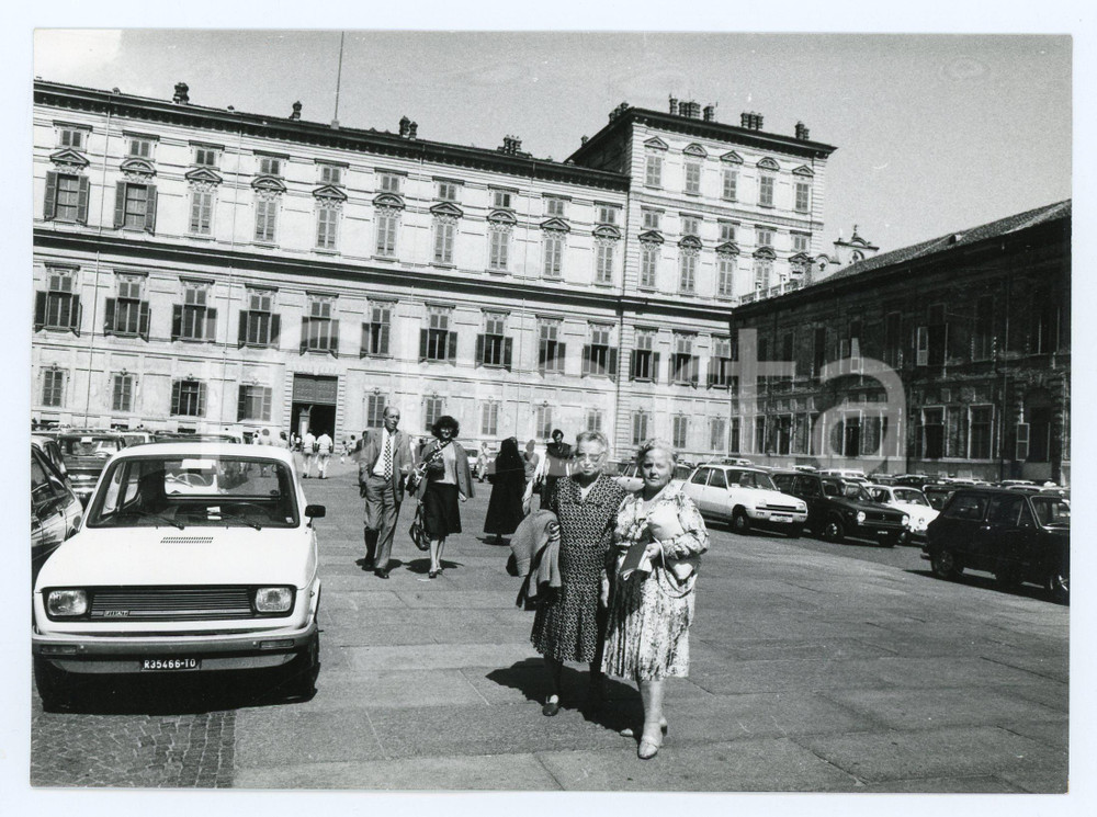 Fotografia d epoca originale 1978 TORINO Palazzo Reale  Turiste in posa con FIAT 127  Foto 17x13 cm 1