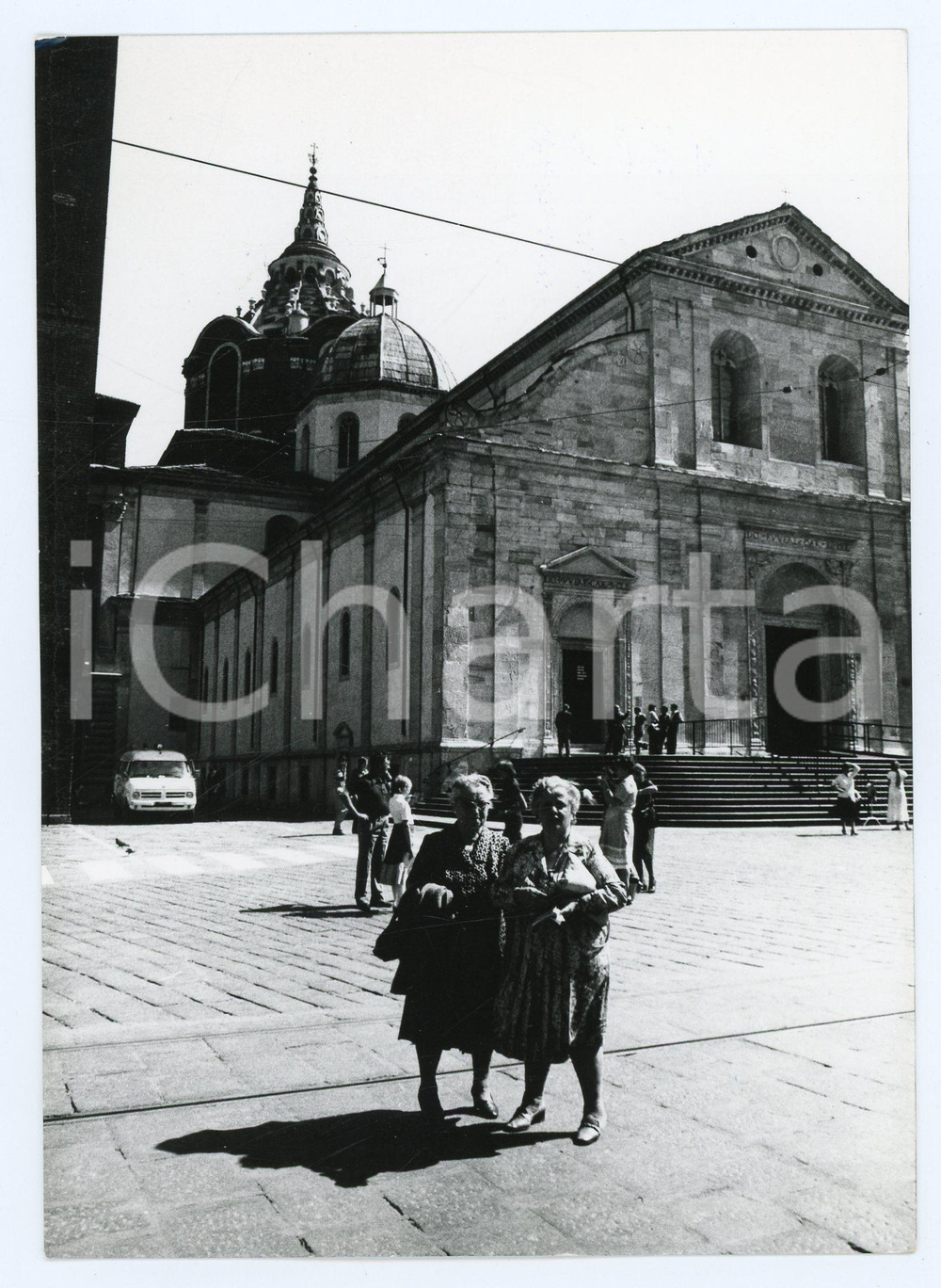 1978 TORINO Cattedrale di San Giovanni Battista - Turiste in posa - Foto 13x17 Fotografia d'epoca con didascalia al verso.  VERY POOR/gravemente danneggiato Lievi smussature agli angoli Formato: 13x17 cm originale e autentica 1