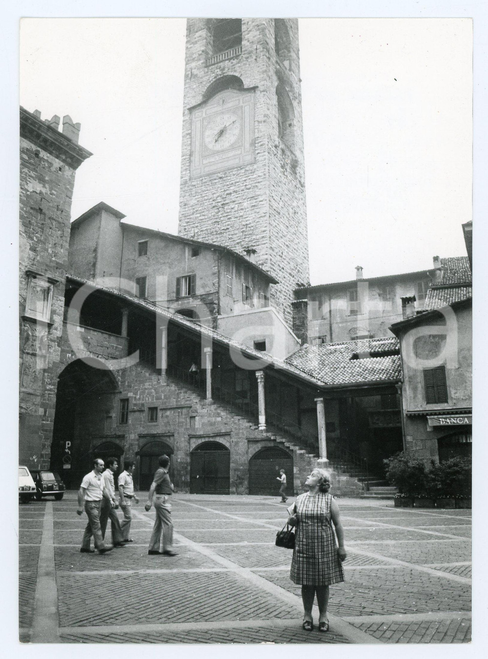 1973 BERGAMO Turisti in Piazza Vecchia - Torre del Comune - Foto 13x17 cm