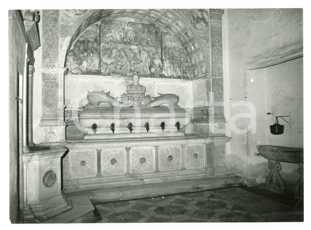 1976 CERTOSA DI PAVIA Sagrestia vecchia - Lavabo dei monaci - Foto 17x13 cm Fotografia d'epoca con didascalia al verso.  FAIR/discreto Lievi smussature agli angoli Formato: 17x13 cm originale e autentica 1