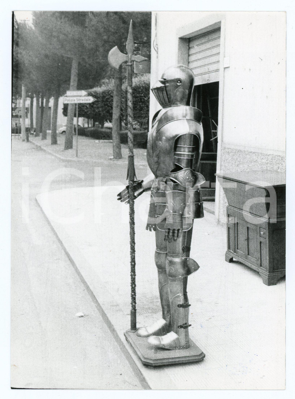 Fotografia d epoca originale 1980 PONTE A POPPI AR Armature medioevale in strada  Foto CURIOSA 13x17 cm 1